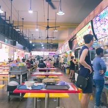 こんなフードコートの一角にあります。