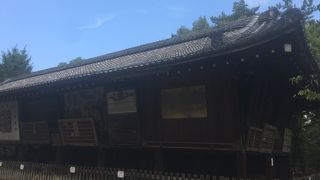 長い倉庫のような建物