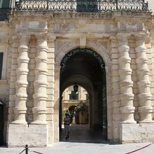 有名なマルタ騎士団長の宮殿も通り沿いにありました。