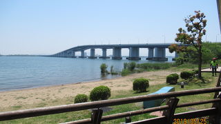 有料の白い橋です