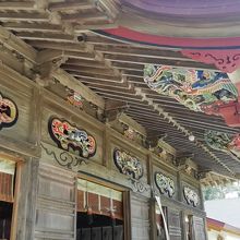 拝殿軒下は彩色彫刻が見事です