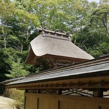 茅葺屋根が印象的な本殿です