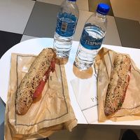 空港で買ったものを持ち込んでラウンジで食べました！