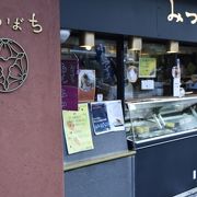 甘味処の老舗、味は良いが店内が古ぼけた感じ