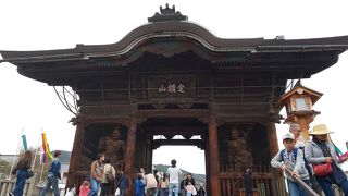 とても大きな門