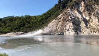 泉源の温度が80度くらい。秋晴れの日は美しい