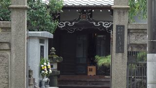 住宅地の奥に有るお寺