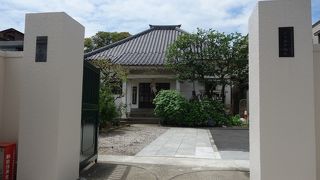 モダンなデザインのご本堂が目立つ