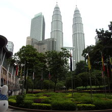 公園から眺めるペトロナスツインタワーです。