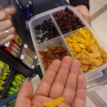 店員さんがこのように試食をさせてくれます。