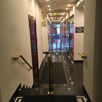 １階の通路に階段があります。