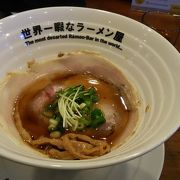 行列も納得。あっさりスープに腰のある麺。サイドメニューの餃子も美味。