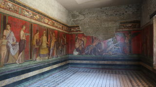 すこし離れた場所にある