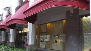 駅の東口側にあります。