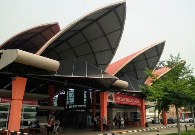 地元民用の週末マーケット