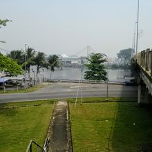 バス下車地点の橋の下