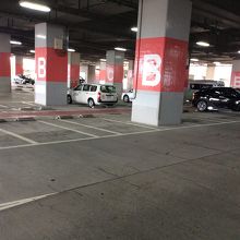 駐車場はガラガラです。