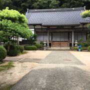 城崎温泉の街並みに溶けこんだお寺