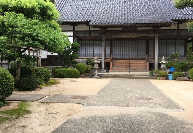 城崎温泉の街並みに溶けこんだお寺