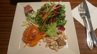 盛りだくさんのサラダランチ