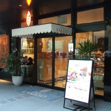 ちょっと高級感のある店構えです