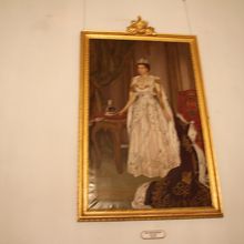 英国領だった頃の記録「若かりしエリザベス2世」の肖像画。