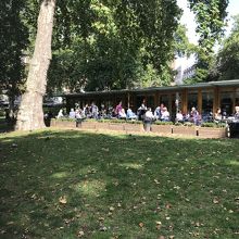 一角にはカフェが