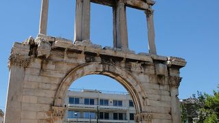 ローマ皇帝ハドリアヌスの到来を記念して建てられたハドリアヌス門