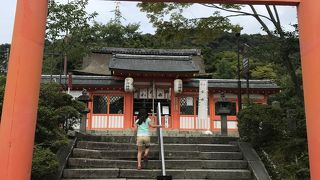 宇治川沿いにある神社
