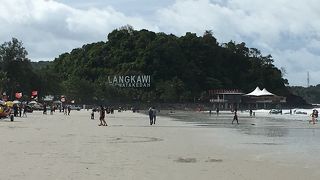 ランカウイで一番賑わってるビーチですって、ガラガラだけど