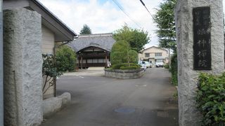 木造の本堂と客殿が目を引きます