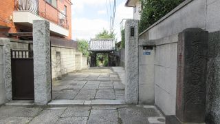 三崎坂沿いに建っています