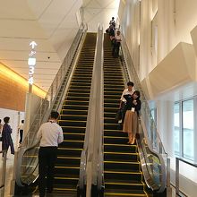 オープンな長いエレベーターは好き！