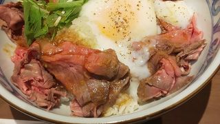 ランチはうどんかローストビーフ丼