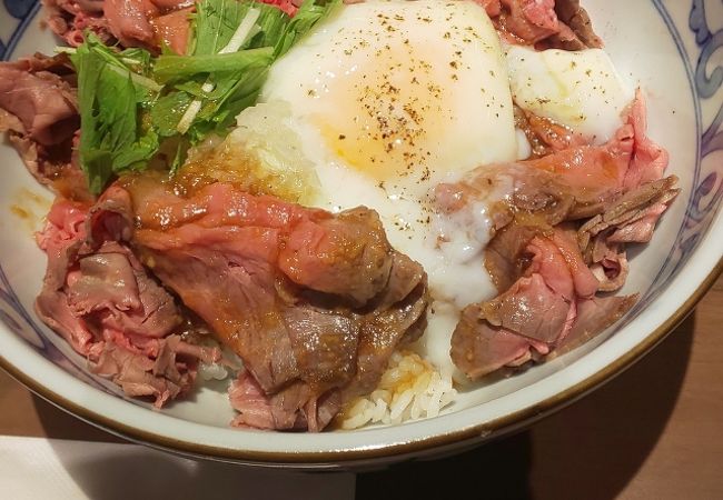 ランチはうどんかローストビーフ丼