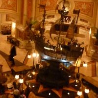 ロビーの像が素敵