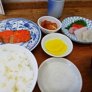 市場で朝ごはん