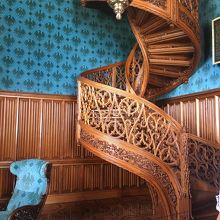 木材の模様が美しい階段