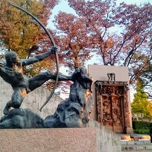 ブールデル「弓を引くヘラクレス」とロダン「地獄の門」