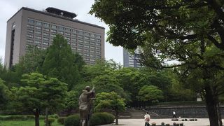 勾当台公園の近く