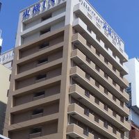 商店街にそびえる