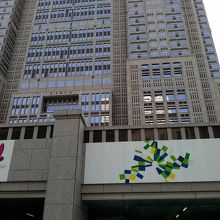 東京オリンピックの演出が都庁舎壁面にされていました