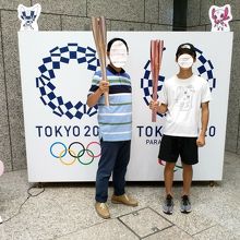 聖火トーチの実物を持ち記念撮影