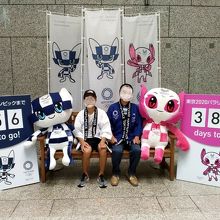 「ミライトワ」「ソメイティ」と法被を着て記念撮影