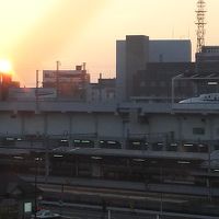 部屋から見る朝の岡山駅と新幹線