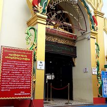 寺院の入口　靴を脱いで入ります