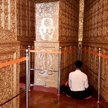 熱心にお祈りしてます