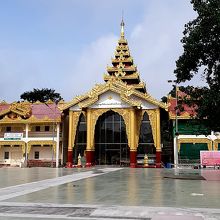 境内には風変わりな建物や、、、