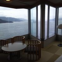 部屋から瀬戸内海の素晴らしい景色が見える。