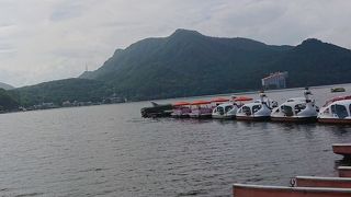 緑の山々に囲まれた湖